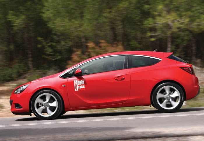 Η παρουσία του Opel Astra GTC στο δρόμο χαρακτηρίζεται από τους σπορτίφ προσανατολισμούς της ανάρτησης και του πλαισίου.